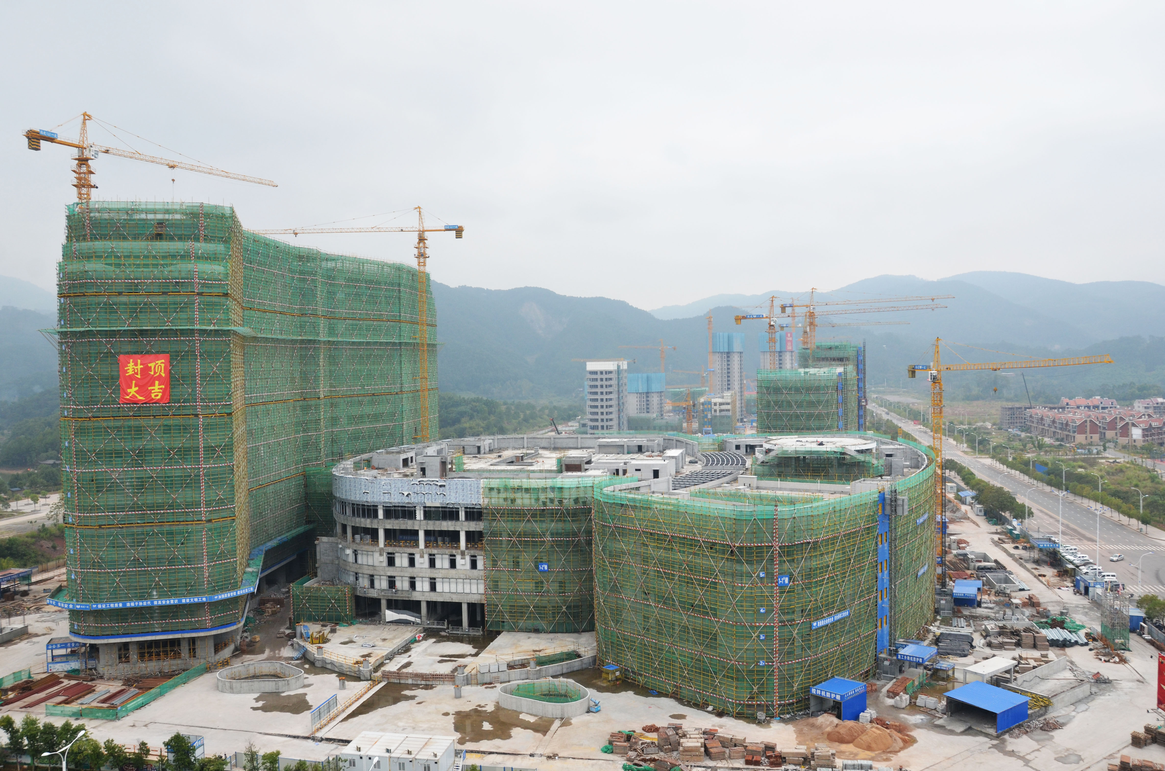 封顶后进入落架阶段.jpg 封顶后进入落架阶段.jpg